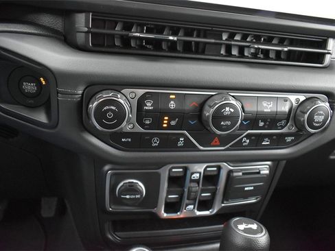 Certified 2024 Jeep Wrangler Sahara w/ Technology Group image 21