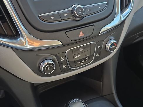 Used 2021 Chevrolet Equinox LS image 25