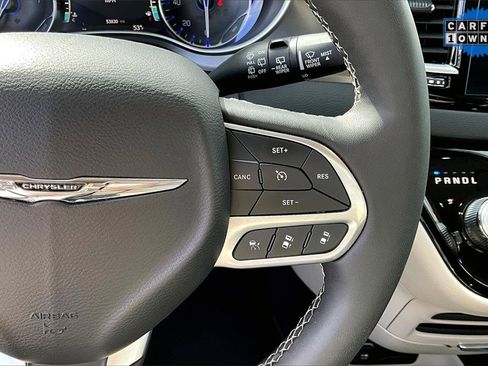 Used 2024 Chrysler Pacifica Touring-L image 19