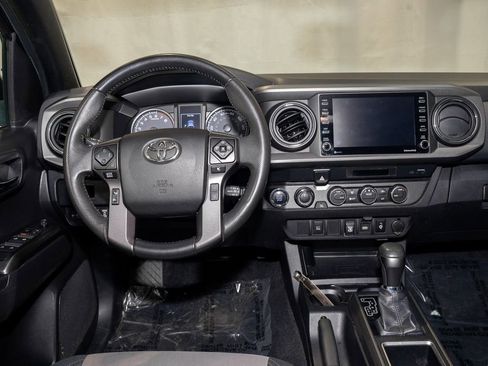 Used 2022 Toyota Tacoma TRD Off-Road image 2