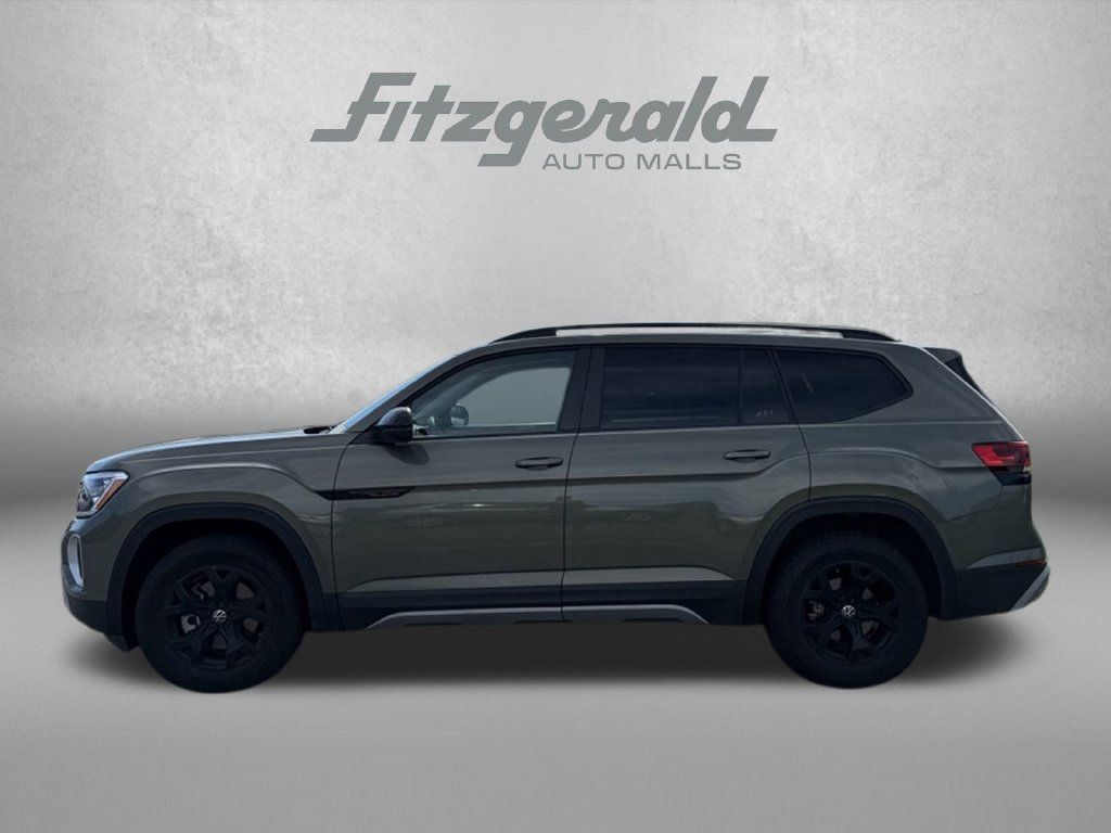 Used 2024 Volkswagen Atlas Peak Edition SE AWD/4WD image 4