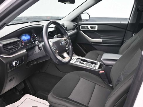 Used 2023 Ford Explorer XLT AWD/4WD image 3