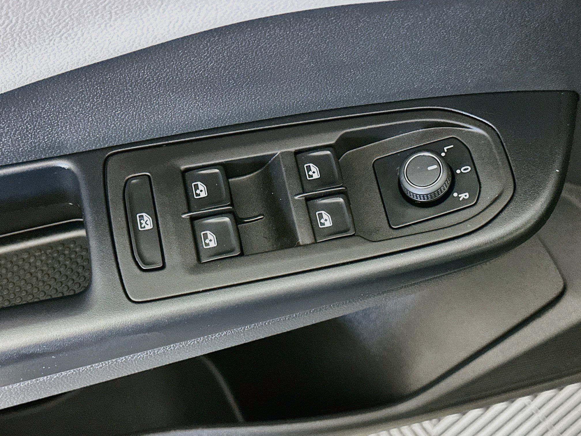 Used 2025 Volkswagen Taos S FWD image 15