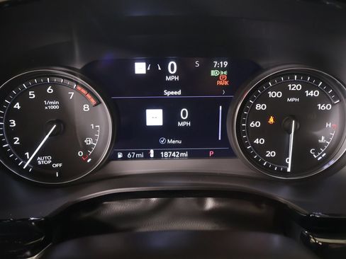 Used 2025 Cadillac XT6 Premium Luxury w/ Technology Package FWD image 4