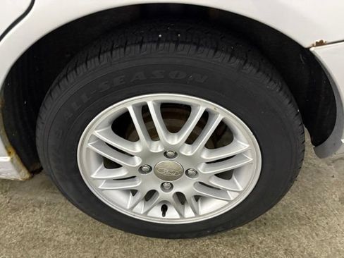 Used 2005 Ford Focus ZX4 Sedan FWD image 8