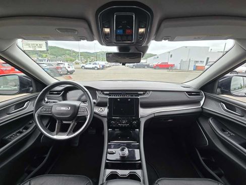 Used 2022 Jeep Grand Cherokee Limited w/ Luxury Tech Group II AWD/4WD image 15