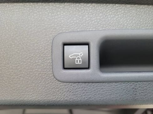 Used 2025 Toyota Sienna XLE w/ XLE Plus Package FWD image 12