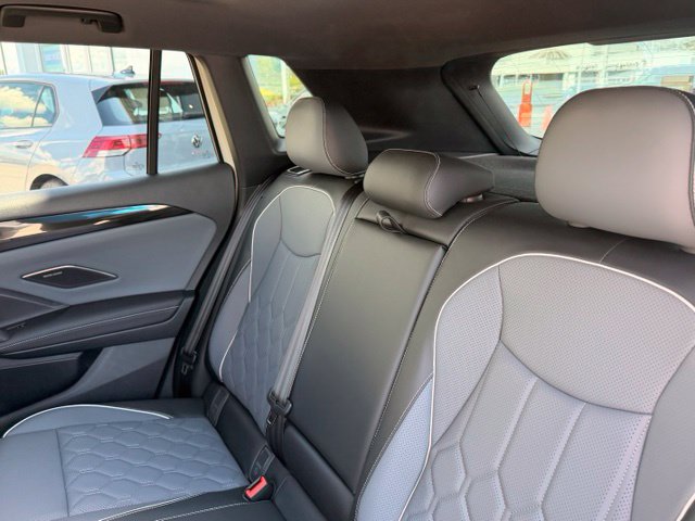 Certified 2026 Volkswagen Tiguan SEL R-Line AWD/4WD image 11