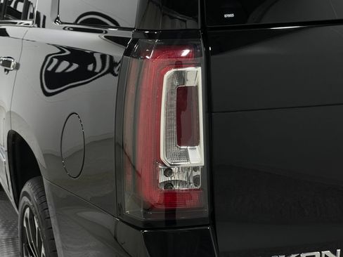 Used 2020 GMC Yukon Denali w/ Denali Premium Package AWD/4WD image 33
