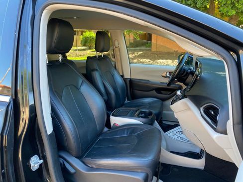 Used 2020 Chrysler Pacifica Touring-L FWD image 60