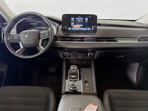 Used 2024 Mitsubishi Outlander SE image 23