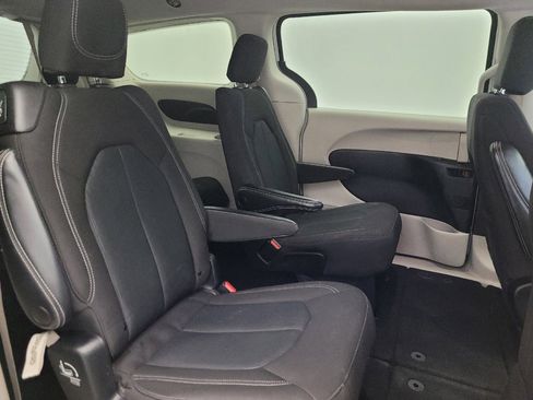 Used 2022 Chrysler Voyager LX FWD image 19