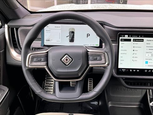 Used 2025 Rivian R1S Premium image 5