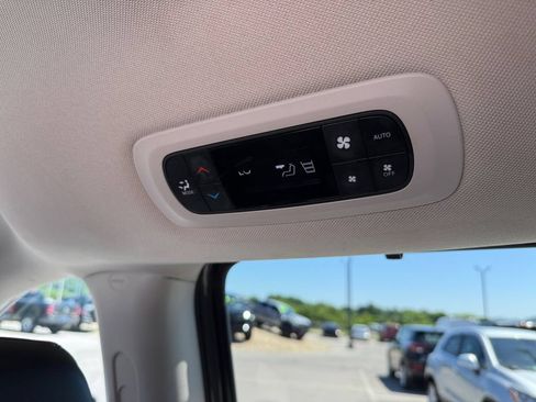 Used 2023 Chrysler Pacifica Touring-L FWD image 15