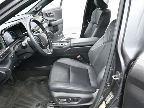 Used 2023 Toyota Crown Limited image 13