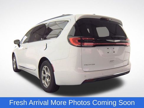 Used 2023 Chrysler Pacifica Limited FWD image 5