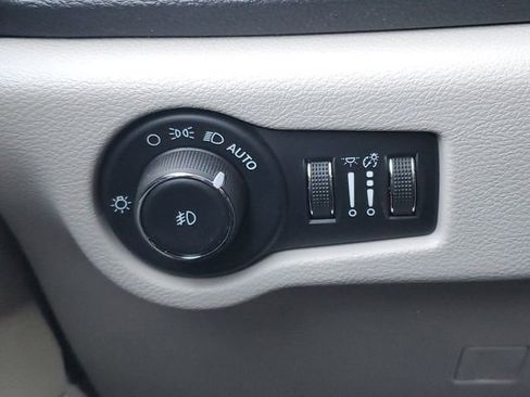 Used 2024 Chrysler Pacifica Limited w/ Uconnect Theater Family Group image 21