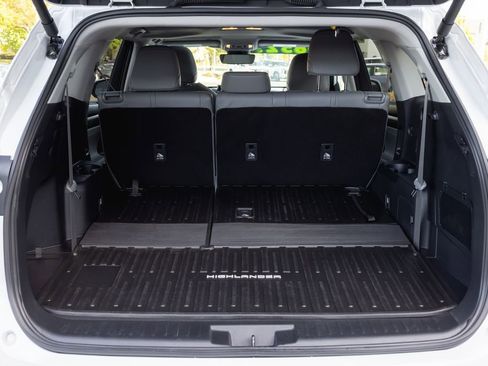 Certified 2025 Toyota Highlander XLE FWD image 8