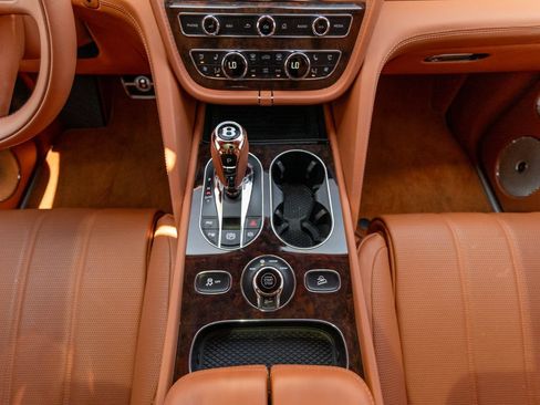 Used 2022 Bentley Bentayga AWD/4WD image 28