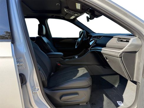 New 2025 Jeep Grand Cherokee Altitude image 15