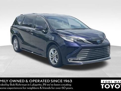 Used 2023 Toyota Sienna Limited FWD image 4