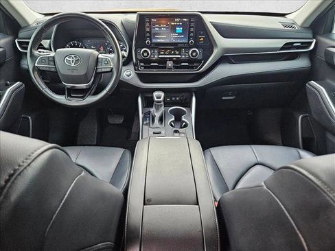 Used 2020 Toyota Highlander XLE image 17