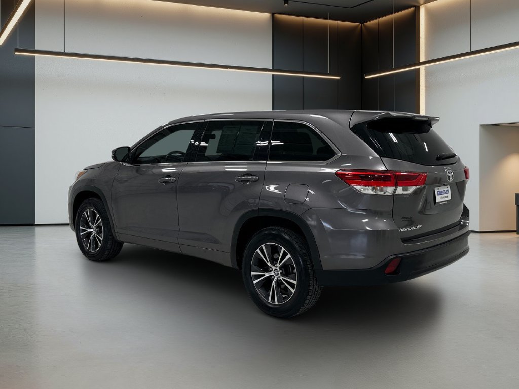 Used 2017 Toyota Highlander LE FWD image 3