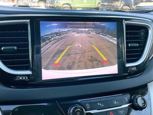 Used 2023 Chrysler Pacifica Touring-L image 19