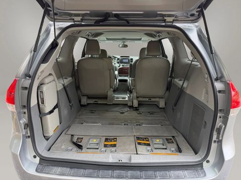 Used 2013 Toyota Sienna XLE image 11