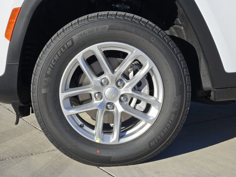 New 2025 Jeep Grand Cherokee 4WD image 9