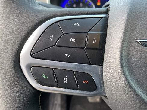 Certified 2025 Chrysler Pacifica Select image 18