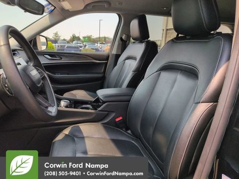 Used 2023 Jeep Grand Cherokee Limited AWD/4WD image 23