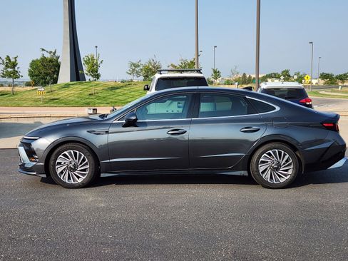 Used 2025 Hyundai Sonata SEL FWD image 2