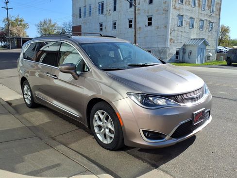 Used 2017 Chrysler Pacifica Touring-L FWD image 4
