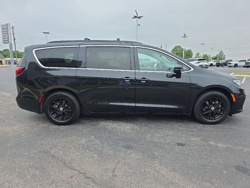 Used 2022 Chrysler Pacifica Touring-L FWD image 5