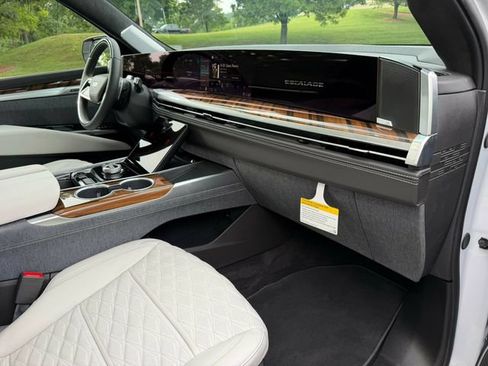 Used 2026 Cadillac Escalade ESV Platinum Luxury AWD/4WD image 31