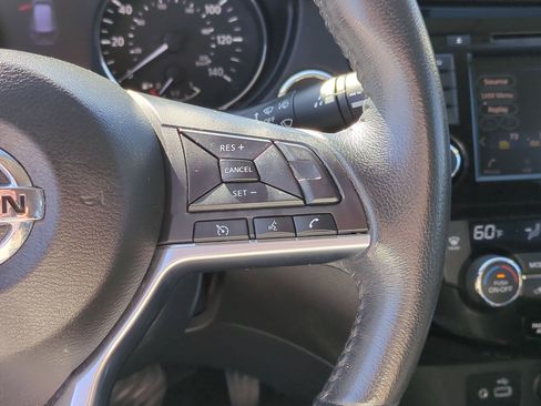 Used 2018 Nissan Rogue SV image 19