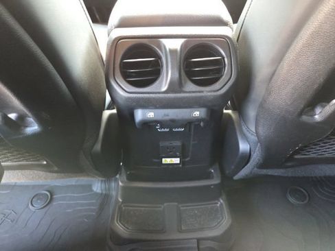 Used 2024 Jeep Wrangler Unlimited Rubicon AWD/4WD image 25