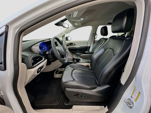 Used 2023 Chrysler Pacifica Touring-L image 13