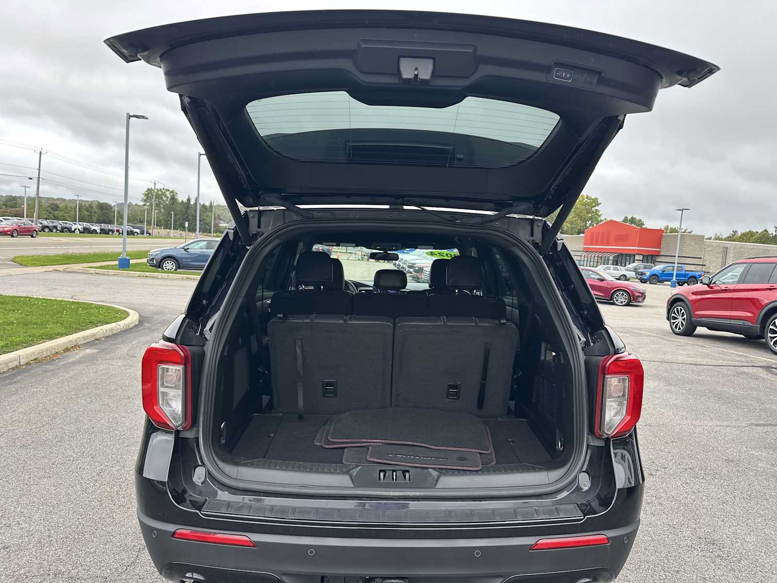 Used 2024 Ford Explorer ST-Line w/ Class IV Trailer Tow Package AWD/4WD image 10