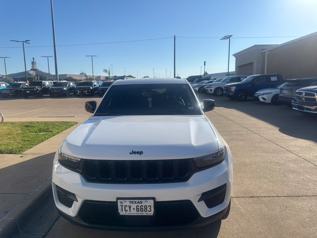 Used 2023 Jeep Grand Cherokee Altitude AWD/4WD image 2