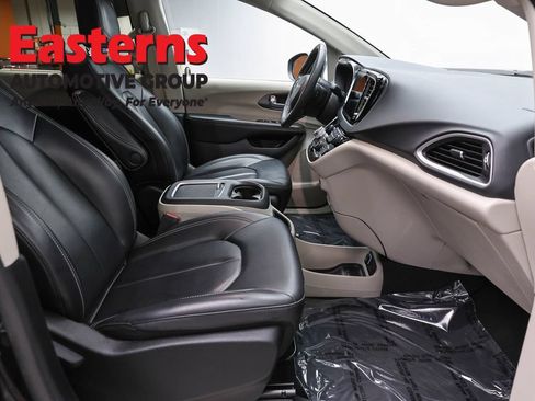 Used 2023 Chrysler Pacifica Touring-L FWD image 24