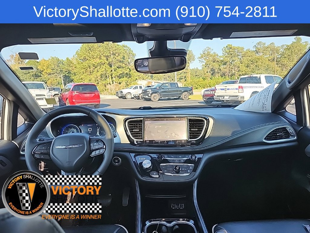 Used 2025 Chrysler Pacifica Limited FWD image 4