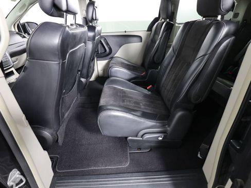 Used 2014 Chrysler Town & Country Touring-L image 17