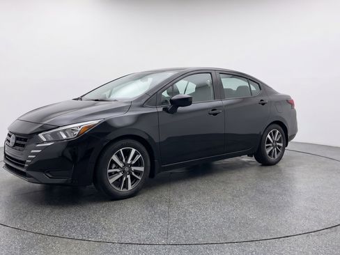 Used 2025 Nissan Versa SV image 3