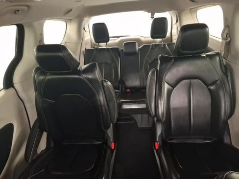 Used 2023 Chrysler Pacifica Touring-L FWD image 17