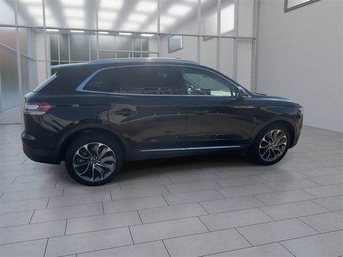 Used 2022 Lincoln Nautilus Reserve image 8