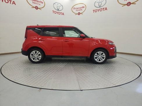 Used 2022 Kia Soul LX image 3