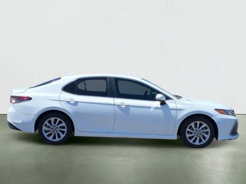 Used 2022 Toyota Camry LE image 8