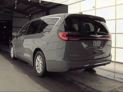 Used 2023 Chrysler Pacifica Touring-L image 9